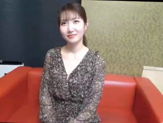 19岁女儿给继父足交口暴，爸爸喝完酒想了，女儿只好用嘴和脚解决